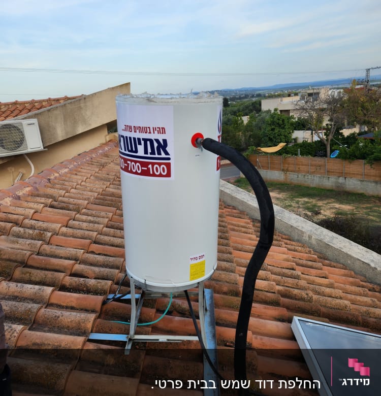 דוד שמש על גג רעפים עם צינור מחובר